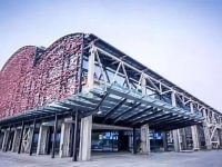 陸家嘴155歲老船廠變身藝術中心，有劇院有商場，舞臺背景就是黃浦江