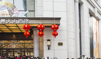 南京東路上今天又排起了長隊，上海這些商業體今年將有大變化