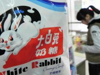 吃著大白兔奶糖駕著榮威車回家，春節兩個上海品牌何以成就“現象級”