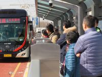 那條享受24小時專用地面車道及信號優先待遇的中運量，電信大數據為它出了份“年報”