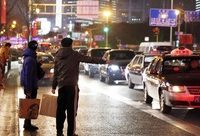 坐輪椅的老人在雨中等了一個多小時也沒打到車？上海黃浦區做了這件事……