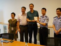 上海紐約大學教授獲在滬兼職資質：浦東出入境部門頒出首張加注“兼職”工作居留許可