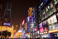 南京路淮海路買世界潮牌,轉身邂逅馬桶煞風景,中華第一街的“支馬路”現象待破解 南京路淮海路買世界潮牌,轉身邂逅馬桶煞風景,中華第一街的“支馬路”現象待破解