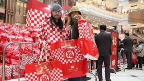 在南京路上凌晨三點搶福袋、在淮海路背后排隊三小時買漢堡……黃浦商業調整效果初顯