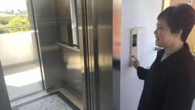 平層入戶！金山區首例老房加裝電梯正式啟用，頂樓居民一戶摸了15萬元卻連說“值”