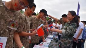 500多名大學生為何身穿迷彩玩“快閃”？寶山區大學生征兵宣傳啟動