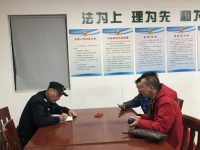 在滬郊小鎮上,這位退休老民警帶領的服務隊,憑啥吸引人們慕名前來“求調解”? 在滬郊小鎮上,這位退休老民警帶領的服務隊,憑啥吸引人們慕名前來“求調解”?