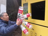 10個塑料瓶能變1個環保袋，人人叫好的垃圾分類“閉環”還有哪幾道坎？