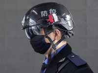 工作人員戴上頭盔，走在人群中，頭盔自動識別人群中發熱人員