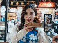 “網紅青團爸爸”再度出山，這次他坐到了豫園的湖心亭茶樓里……