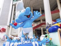 一群“藍精靈”出現在南京東路上，又一個全新主題樂園月底將在滬開幕