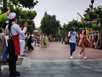 上海迪士尼樂園今天重新開放，第一批游客戴口罩入園