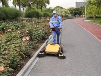 “一號綠道”有了11名新員工，路人不再繞開走，還有人走到跟前蹲下來