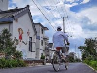 在這里，人們出行曾“晴天一身土，雨天一身泥”，如今游客為何紛至沓來？