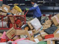 快遞巨頭主動給社區小店送錢？以后給你送包裹的沒準是樓下水果攤主了