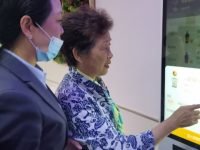 這里的老人網上購物沒障礙？原來有了這個“神器”