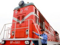 中歐班列單程超1.3萬千米，途中要更換60多位司機，他是“第一棒”