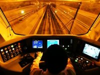 上海地鐵有了新技能：列車現場拆為兩列，開一圈后再合并，運營方稱正試點