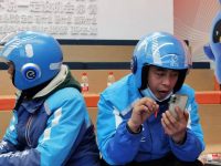 說話就能接單、遇險自動呼救……上海試點智能外賣頭盔，今年覆蓋全國10萬騎手