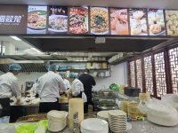 泗涇籠、廣利粽、三鮮豆皮……舌尖上的古鎮火熱開街！遛狗爺叔：有空要吃遍這里的美食